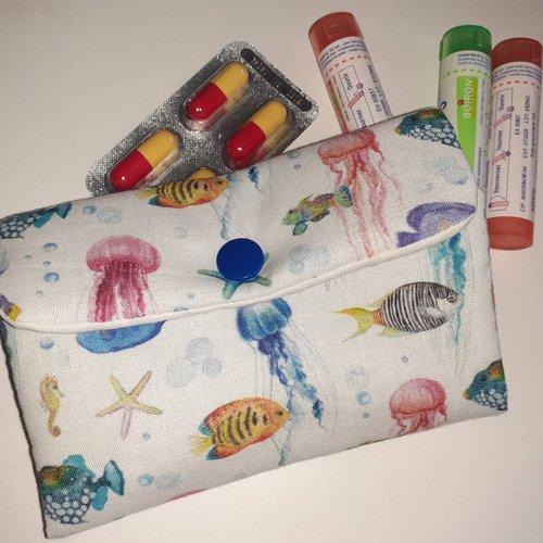 Pochette homéopathie tubes granules médicaments pharmacie housse tissu blanc poissons anais