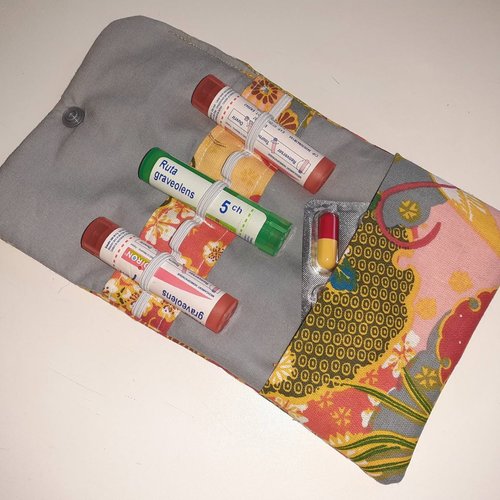Pochette homéopathie tubes granules médicaments pharmacie housse tissu orangé fleurs japonaises anais