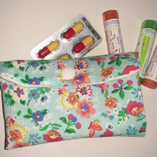 Pochette homéopathie tubes granules médicaments pharmacie housse tissu bleu fleurs anais