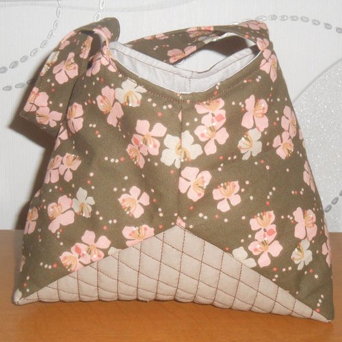 Petit sac d'été fleurs forme originale japonaise porté bout de bras coloris marron beige rose modèle unique
