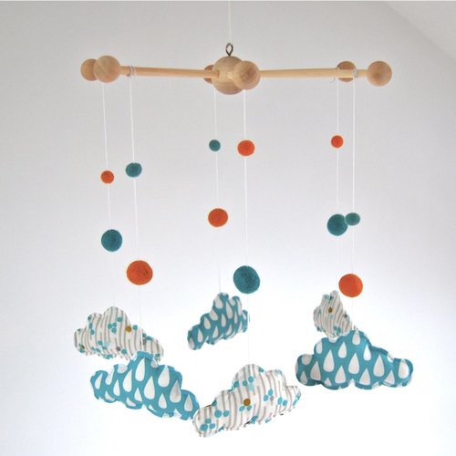 Mobile Bebe Nuages Bois Tissu Et Coton Bio Bleu Blanc Et Jaune Motifs Gouttes Et Pois Geometriques Un Grand Marche