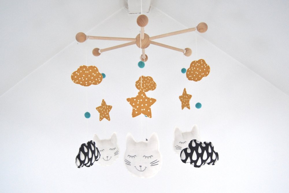 Mobile Bebe Chats Endormis Nuages Et Etoiles Blanc Gris Moutarde Et Turquoise Un Grand Marche