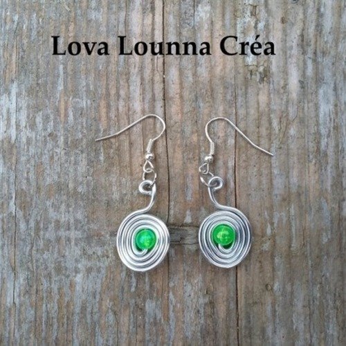 Boucles d'oreilles en aluminium argentées, décorées d'une perle verte nacrée