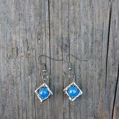 Boucles d'oreilles argentées, décorées d'une perle bleue nacrée, reflet multicolore