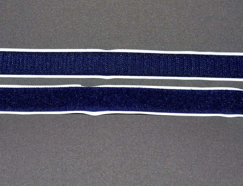 Ajout Velcro Rond Sur Vêtement : Au col bleu