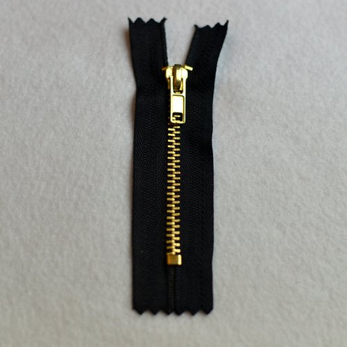 8 cms - noir - fermeture eclair non séparable maille métal doré - pour jeans et pantalons