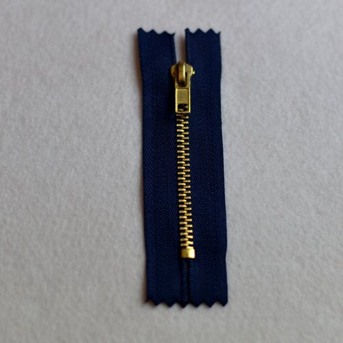 8 cms - bleu foncé - fermeture eclair non séparable maille métal doré - pour jeans et pantalons