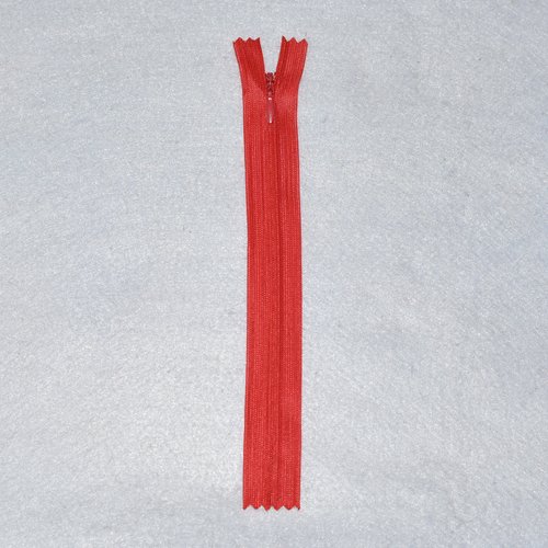 20 cms - rouge - fermeture invisible non séparable