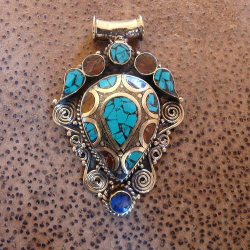 Grand pendentif ethnique 42x62  mm - laiton brut avec incrustation de turquoise, corail et lapis lazuli - fabriqué artisanalement au népal 