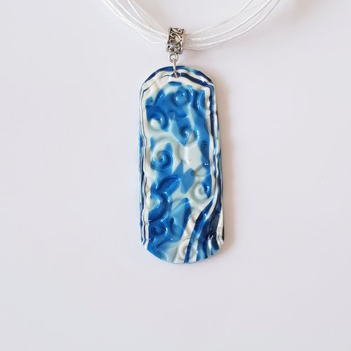 Collier pendentif en pâte polymère bleu et blanc