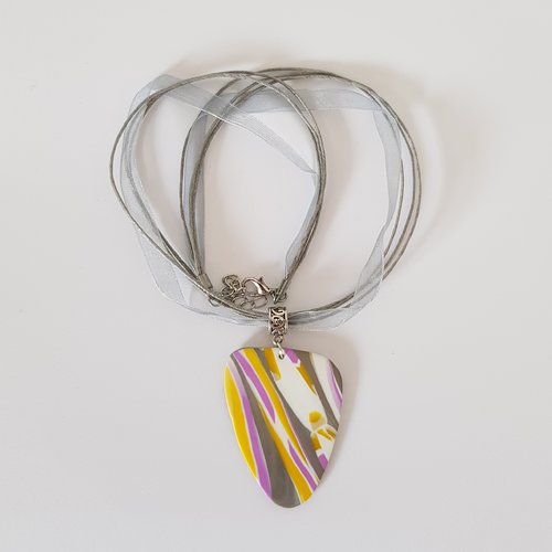 Collier pendentif en polymère gris, jaune, blanc et lilas