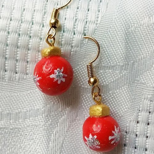 Boucles d'oreilles " boule de noël " en pâte polymère diamètre 11 mm