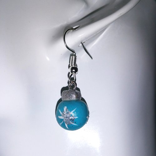 Boucles d'oreilles " boule de noël " bleue en pâte polymère diamètre 11 mm