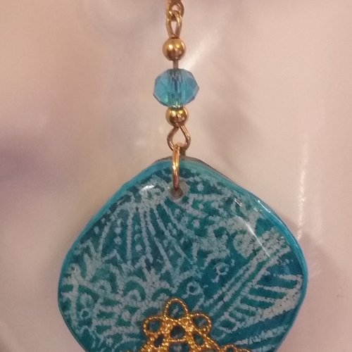 Boucles d'oreilles pendant forme carré, motif batik bleu turquoise et blanc  avec incrustation métallique