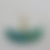 Boucles d'oreilles pendant bleu turquoise et or en transparence de forme demi-lune avec perle blanche façon culture