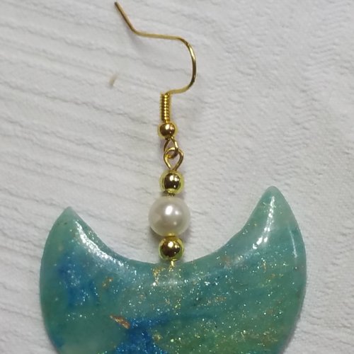 Boucles d'oreilles pendant bleu turquoise et or en transparence de forme demi-lune avec perle blanche façon culture