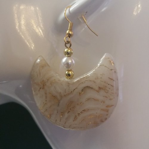Boucles d'oreilles pendant écru et or en transparence de forme demi-lune avec perle blanche façon culture