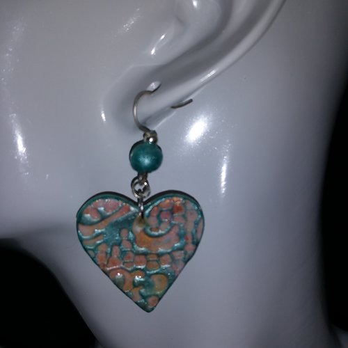 Boucles d'oreilles pendant forme cœur au motif recto/verso dentelle bleu océan irisé en relief sur fond rose pour la st valentin !