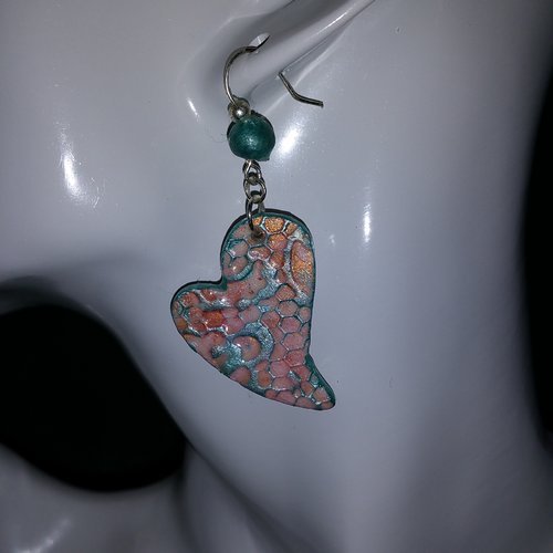 Boucles d'oreilles forme pendant,cœur courbé motif recto/verso dentelle bleu océan irisé en relief  fond rose pour la st  valentin