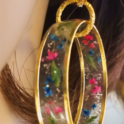 Boucles d'oreilles pendant en forme d'anneaux en résine et fleurs séchées en transparence