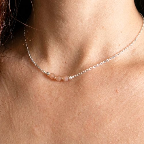 Collier pierre de lune pêche argent 925 – ras de cou minimaliste femme – collier perles naturelles