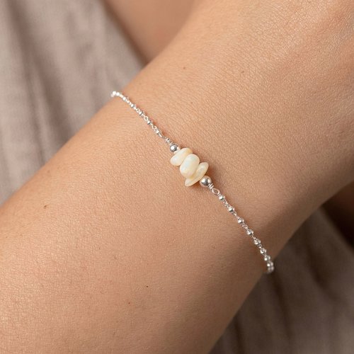 Bracelet fin bohème en argent 925 et nacre ivoire sur chaîne perlée – bijou minimaliste