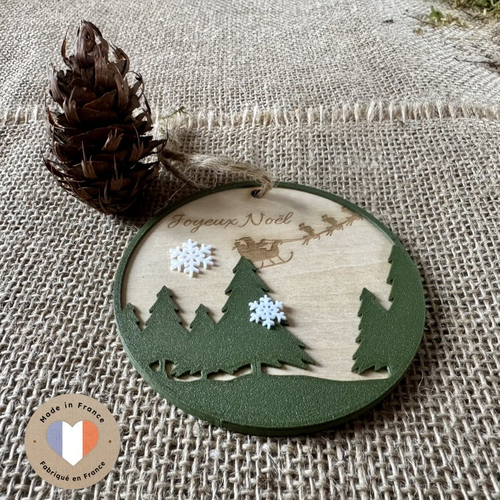 Boule de noël en bois avec flocons et sapins biodégradables - gravée au laser