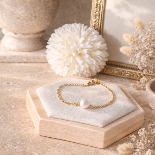 Bracelet mariée perle nacrée -pure – chaîne fine dorée ajustable