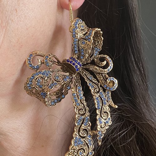 Boucles d’oreilles xxl nœud doré et cristaux bleus – bijou élégant et audacieux
