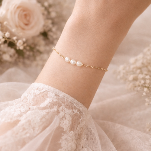 Bracelet mariée 3 perles fines – chaîne dorée délicate pour mariage- trío de luz