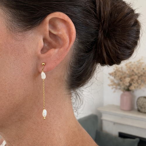 Boucles d’oreilles mariage longues dorées à perles – perla estilizada