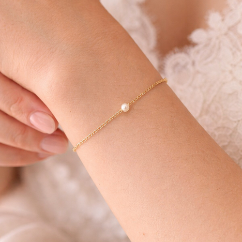 Bracelet mariée minimaliste perle nacrée fine – chaîne dorée ajustable