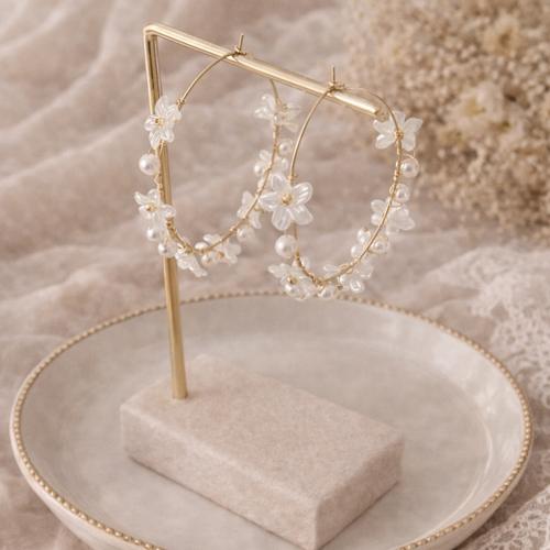 Boucles d’oreilles mariée fleurs nacrées et perles – élégance florale-créoles