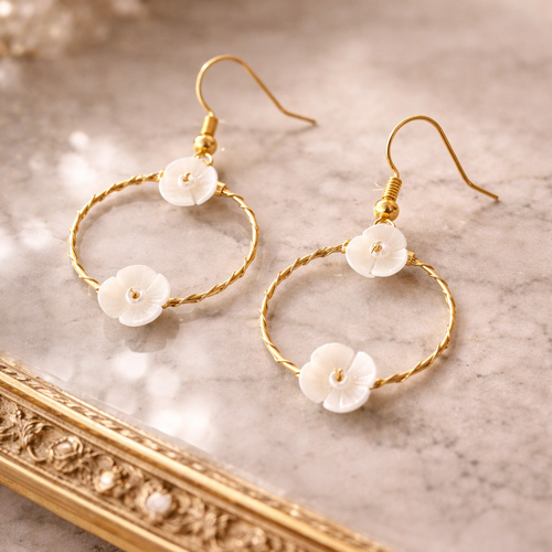 Boucles d’oreilles fleurs de nacre – créoles mariage dorées ou argentées – clips ou dormeuses-flora