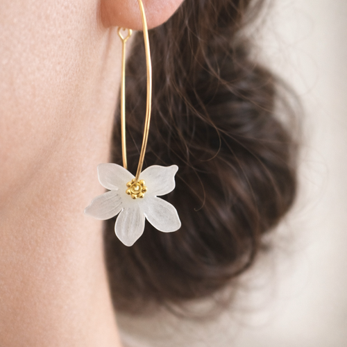 Boucles d’oreilles – créoles dorées & fleur légère | mariée moderne et élégante-florale