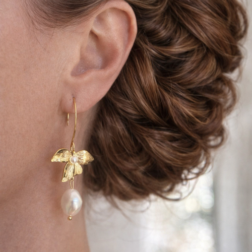 Boucles d’oreilles mariée – fleur dorée & perle nacrée baroque | mariage vintage et élégance- ysoria