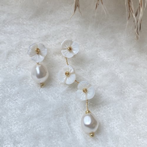 Boucles d’oreilles mariée asymétriques éclosia – fleurs nacrées & perles baroques | bijou mariage élégant