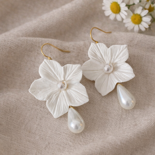 Boucles d’oreilles fleur avec perle pendante – bijou de mariée- sakura