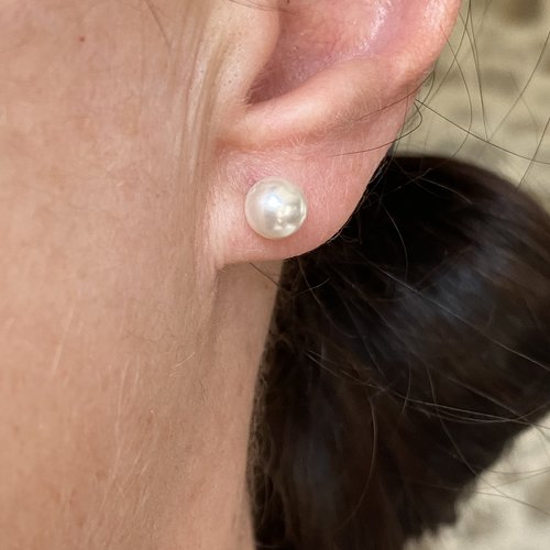 Boucles d’oreilles – puces dorées à l’or fin 24k & perles nacrées swarovski | mariage minimaliste et raffiné- élisea