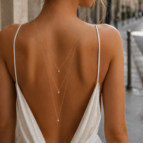 Collier de dos mariée aliénor – triple chaîne fine & perles dégradées – bijou dos nu élégant doré lueur de perles