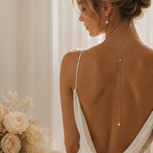 Collier de dos mariée élina – chaîne fine & perles facettées aimantées lueur de perles