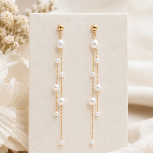 Boucles d’oreilles de mariée céliane – chaînes fines dorées et perles nacrées