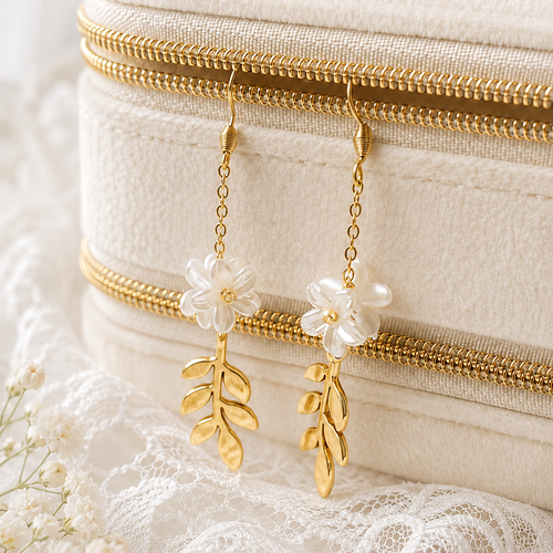 Boucles d’oreilles mariée faustine – fleurs nacrées et feuilles délicates