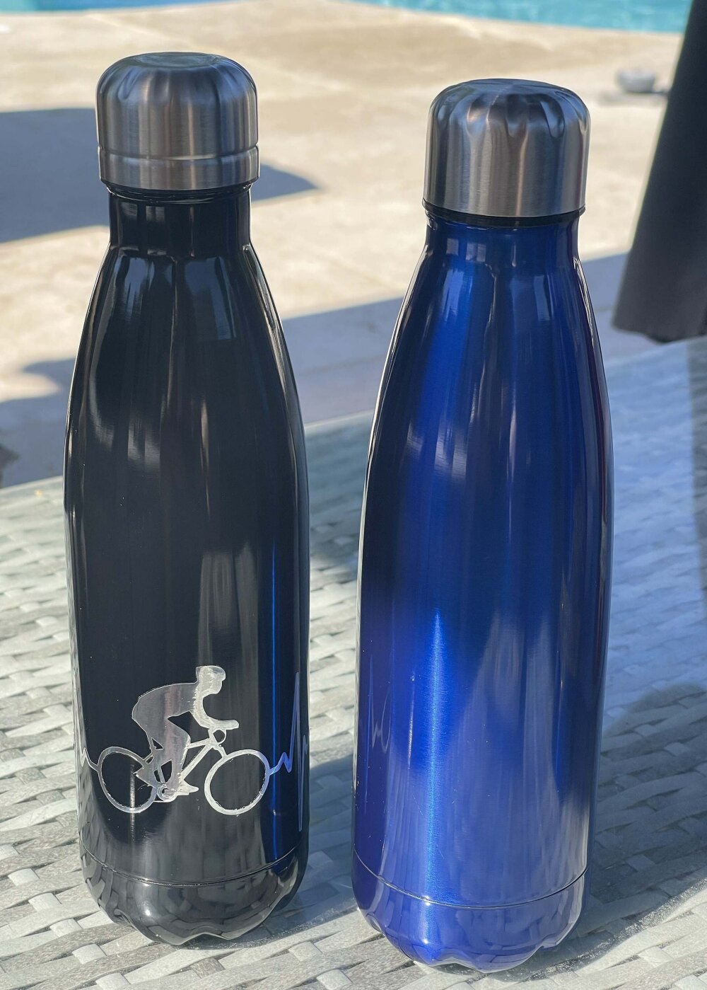 Bouteille inoxydable noire ou bleu avec vélo - gourde décor