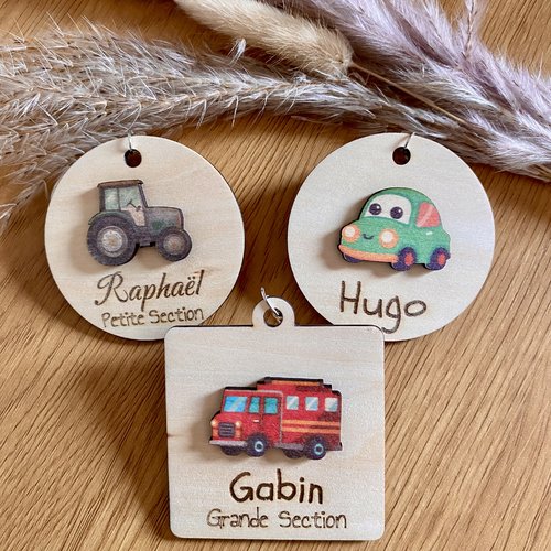 Porte-clés enfant en bois personnalisé motifs véhicules 3d (pompiers, tracteur, voiture) — idée cadeau école & cartable