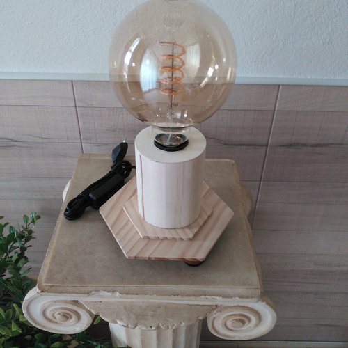 Lampe à poser, lampe de table, luminaire de décoration, luminaire de création.