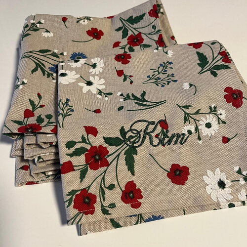 Serviettes de table brodées – élégance et esprit de fête