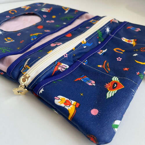 Trousse à langer personnalisée – pochette bébé étanche en toile cirée, rangement couches, lingettes – cadeau naissance