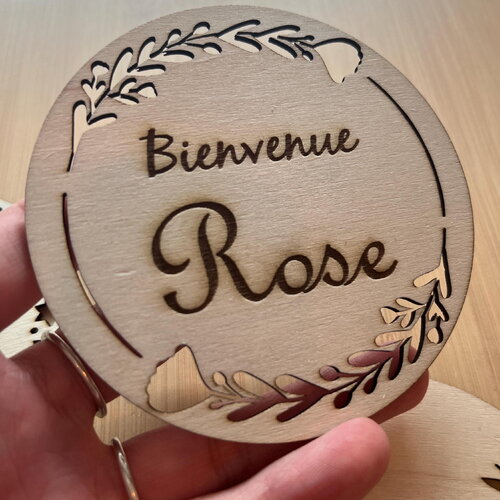 Carte de naissance bienvenue bébé personnalisée avec le prénom en tilleul avec couronne de fleur gravée ou coupée au choix