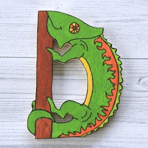 Lettre décorative en bois en forme d'animal pour écrire prénom. caméléon